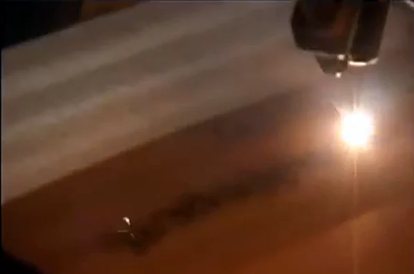Laser seče furnir